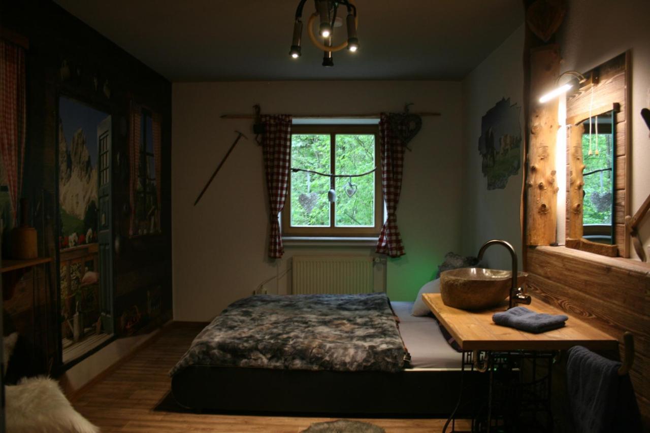 Krug'S Family Hostel Und Restaurant เวลไฮม์ อิน โอเบอร์บาเยิร์น ภายนอก รูปภาพ