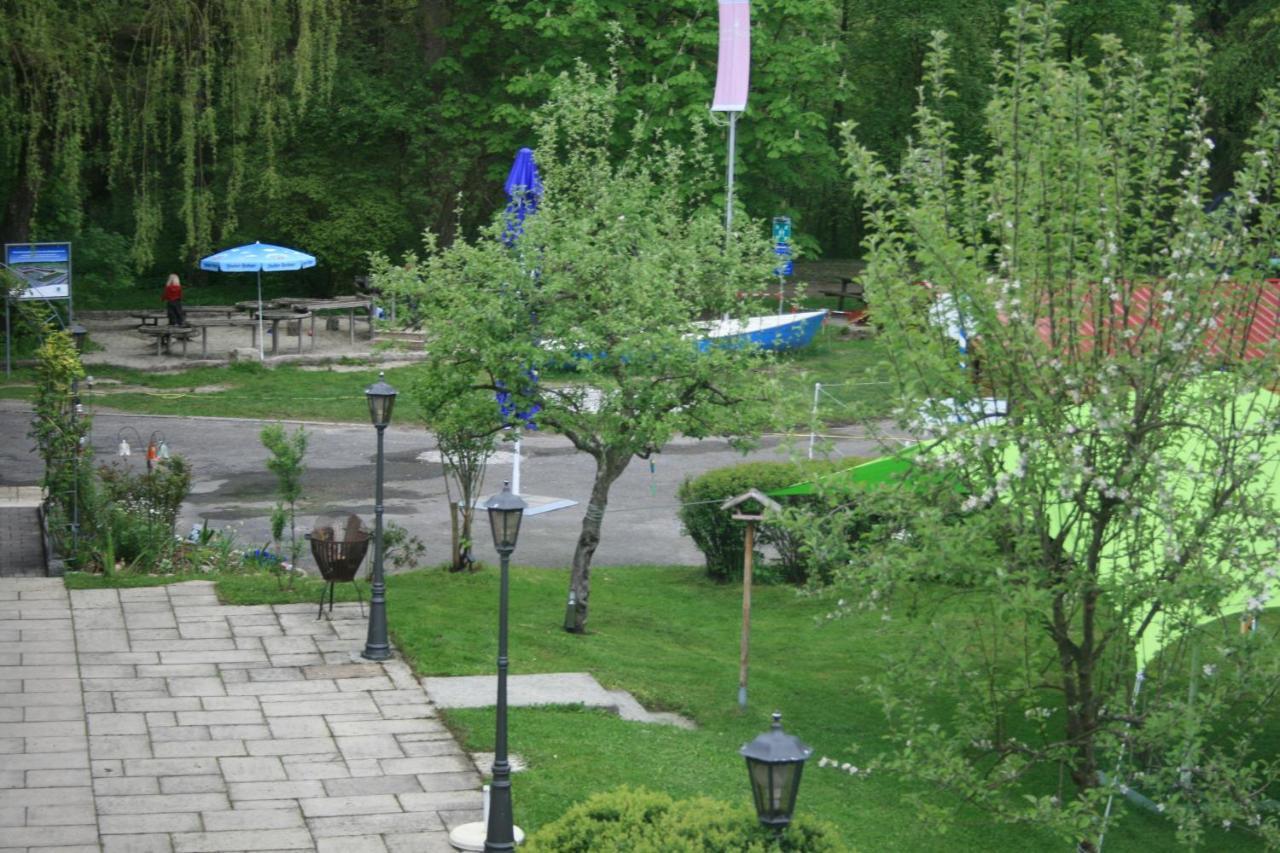 Krug'S Family Hostel Und Restaurant เวลไฮม์ อิน โอเบอร์บาเยิร์น ภายนอก รูปภาพ