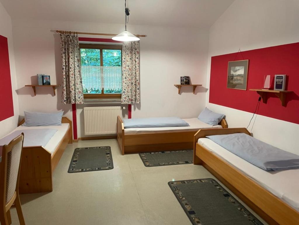 Krug'S Family Hostel Und Restaurant เวลไฮม์ อิน โอเบอร์บาเยิร์น ภายนอก รูปภาพ