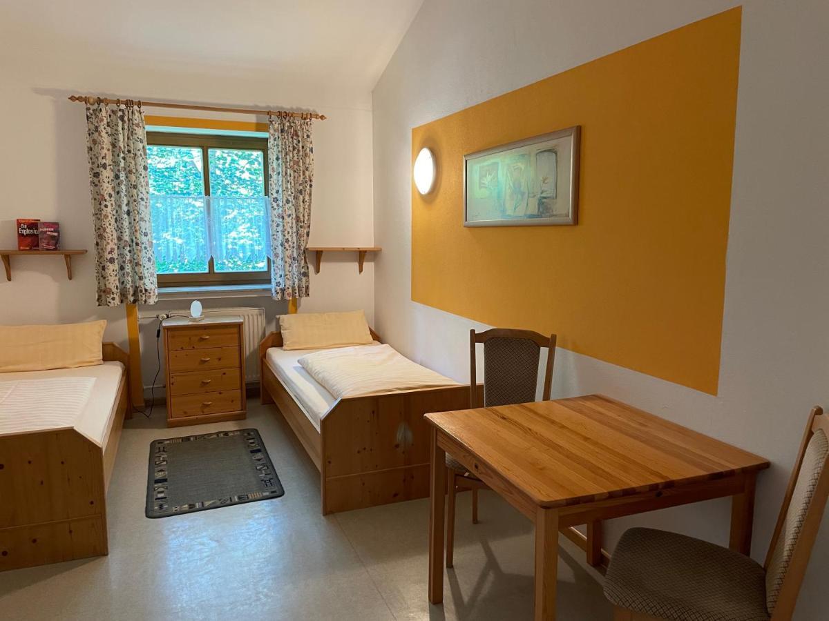 Krug'S Family Hostel Und Restaurant เวลไฮม์ อิน โอเบอร์บาเยิร์น ภายนอก รูปภาพ