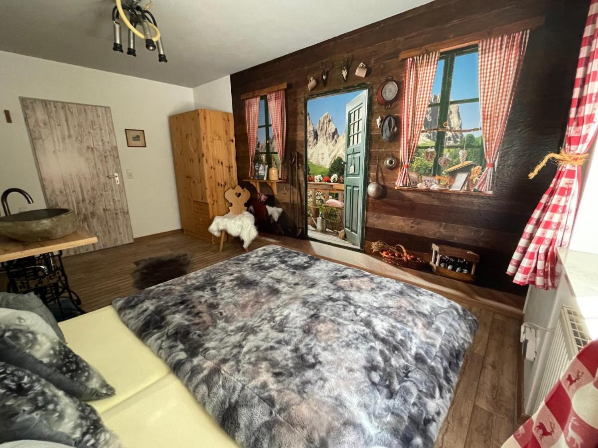 Krug'S Family Hostel Und Restaurant เวลไฮม์ อิน โอเบอร์บาเยิร์น ภายนอก รูปภาพ